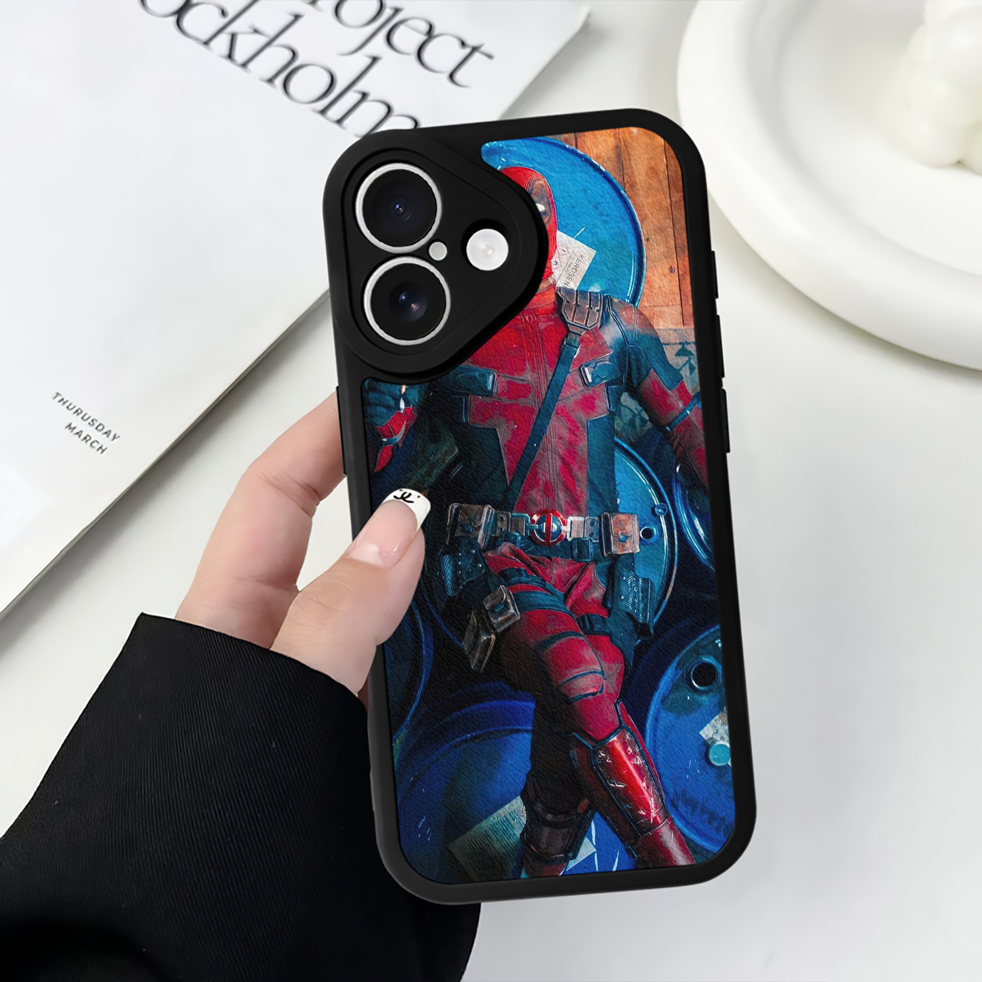 （画像用） Deadpool デッドプール 【iPhone 16シリーズ対応】シリコンスマホケース（レザー調） 材質：シリコン